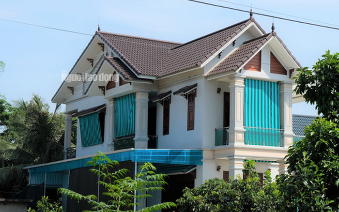 Một gia đình có nhà cửa khang trang như thế này vẫn lọt hộ cận nghèo ở xã Quảng Lưu, huyện Quảng Xương, tỉnh Thanh Hóa.