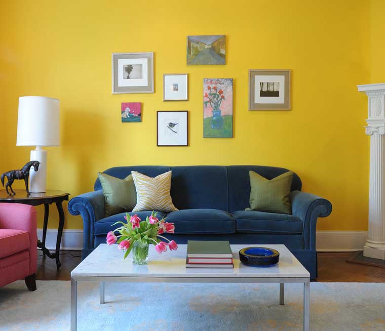 Với gam màu sơn tường vàng, không gian phòng khách trở nên rực rỡ