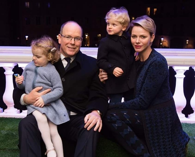 Thân vương Monaco và vợ có hai con là cặp song sinh Gabriella Thérèse Marie và Jacques Honoré Rainier. Ngoài ra, ông có 2 người ngoài giá thú khác là Alexandre Grimaldi-Coste và Jazmin Grace Grimaldi. Ảnh: Pinterest.