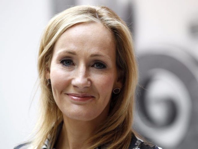 Nữ văn sĩ J.K.Rowling khá kín tiếng về khối tài sản thực sự của mình. Năm 2016, New York Times ước tính bà sở hữu 1,2 tỷ USD. Năm 2017, Forbes cho rằng con số đó nằm ở mức 650 triệu USD. Ảnh: Reuters.