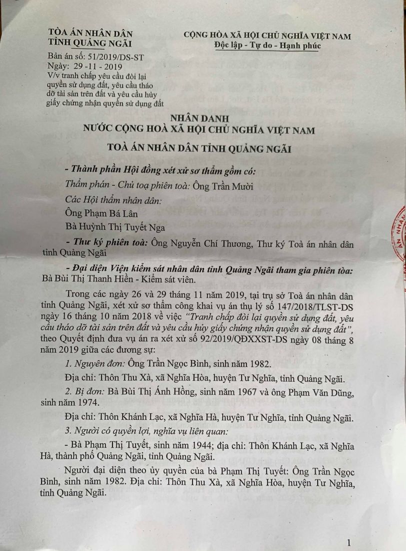 Tòa an nhân dân tỉnh Quảng buộc bà Bùi Thì Ánh Hồng tháo dỡ trả lại quyền sử dụng đất 62,5m2 cho ông Bình.  