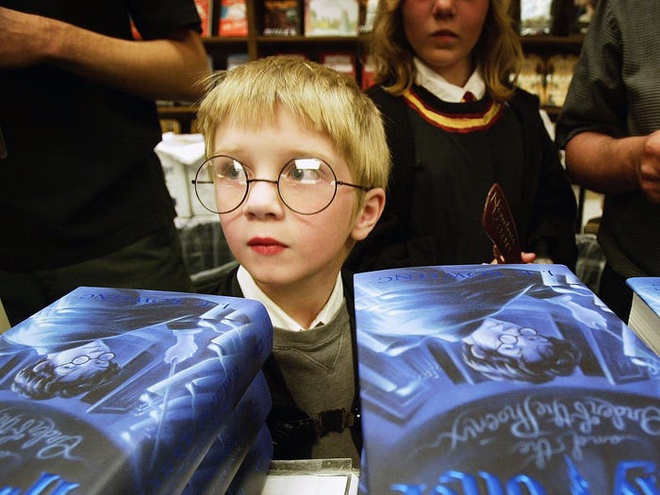 Nữ nhà văn người Anh này còn kiếm được nhiều tiền khi ký thỏa thuận với tập đoàn Warner Bros để sản xuất loạt phim Harry Potter. Công viên Wizarding World mang chủ đề Harry Potter tại trung tâm giải trí Universal là nguồn thu tiền mặt lớn nhất của Rowling. Ảnh: Getty.