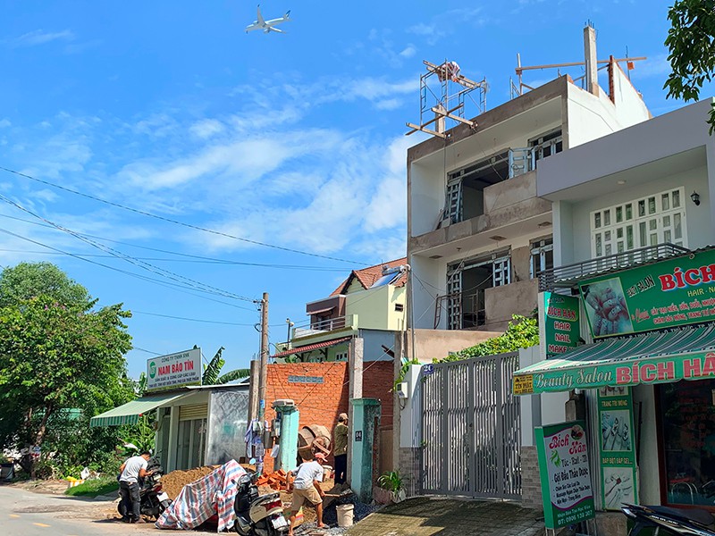 Căn nhà của anh Đặng Văn Tỏ ở ngay mặt tiền đường 24, phường Linh Trung, quận Thủ Đức, trong khu dân cư ổn định nhưng chỉ được cấp giấy phép xây dựng có thời hạn do nằm trong quy hoạch đất DCXDM. Ảnh: Việt Hoa.