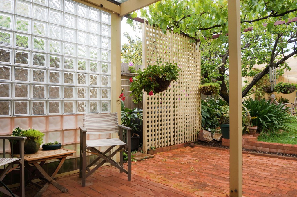 Gạch kính là gì? Ưu, nhược điểm và ứng dụng ra sao? - CafeLand.Vn