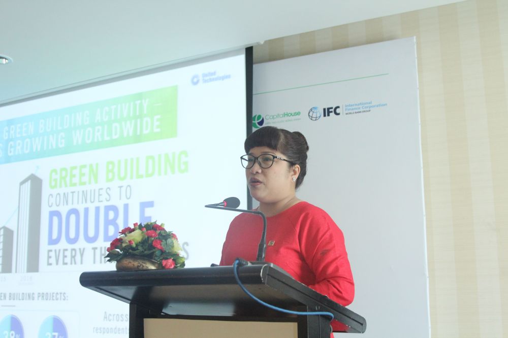 Bà Lưu Thị Thanh Mẫu-TGĐ Phúc Khang Corporation trình bày tham luận trong Hội thảo Phát triển CTX trong bối cảnh biến đổi khí hậu ở Việt Nam.
