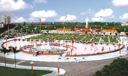 Tượng đài và Quảng trường Hồ Chí Minh – Nghệ An