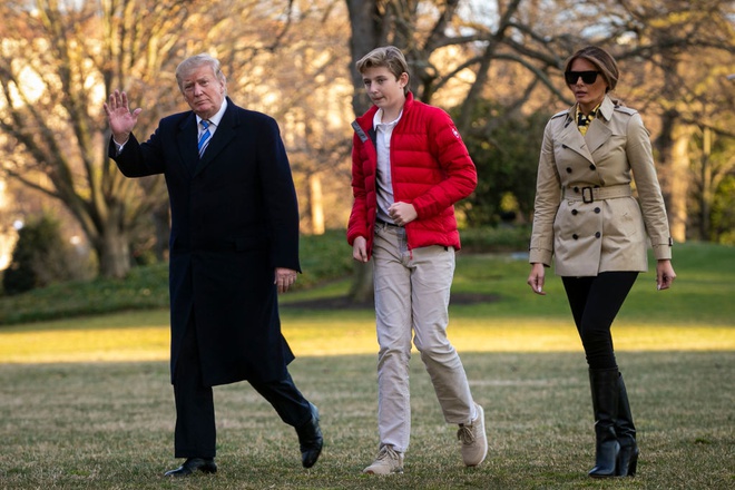Barron Trump, con trai út của Tổng thống Mỹ Donald Trump khiến công chúng chú ý với vẻ điển trai, thông minh và chiều cao nổi bật. Tổng thống Trump cũng tiết lộ, con trai út của ông là một thiên tài máy tính. Barron Trump có thể tạo ra một trang web về chăm sóc sức khỏe vô cùng hiệu quả. Ông Trump cho rằng, thậm chí website này có thể còn tốt hơn hệ thống của Obamacare. Ảnh: Reuters.