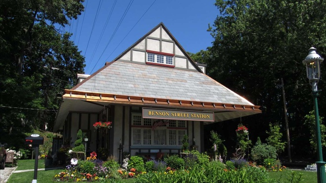 Glen Ridge, bang New Jersey (thu nhập trung bình năm: 213.801 USD): Là một trong những bang giàu nhất tại Mỹ, New Jersey có thu nhập trung bình hộ gia đình 79.363 USD, cao hơn 29.000 USD so với trung bình cả nước. Còn tại thị trấn Glen Ridge, chỉ cách Manhattan hơn 20km, thu nhập trung bình năm của hộ gia đình lên tới 213.801 USD. Giá nhà trung bình tại thị trấn này là 645.000 USD. Ảnh: Shutterstock.