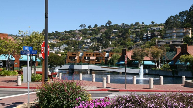 Belvedere, bang California (thu nhập trung bình năm: 223.182 USD): Belvedere nằm ở phía bắc Vịnh Richardson, ngay đối diện San Francisco - khu vực đô thị lớn thứ thứ hai tại Mỹ - và cách không xa San Jose - khu vực đô thị lớn nhất. Vị trí nằm gần hai đô thị lớn với nhiều cơ hội việc làm lương cao là nhân tố chính giúp thu nhập trung bình của hộ gia đình tại Belvedere ở mức cao nhất tại bang California và nằm trong top đầu cả nước. Giá nhà trung bình tại thị trấn Belvedere là 2 triệu USD và tỷ lệ dân số nghèo ở đây chỉ chiếm 2,3%. Ảnh: iStock.