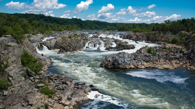 Great Falls, bang Virginia (thu nhập trung bình năm: 228.836 USD): Great Falls là thị trấn giàu nhất tại bang Virginia với thu nhập trung bình của hộ gia đình là gần 229.000 USD/năm. Great Falls nằm ở vị trí thuận lợi gần với Maryland và Washington, D.C., nhờ đó cư dân tại đây có nhiều cơ hội việc làm lương tại các cơ quan chính phủ và nhà thầu của chính phủ. Ảnh: Shutterstock.