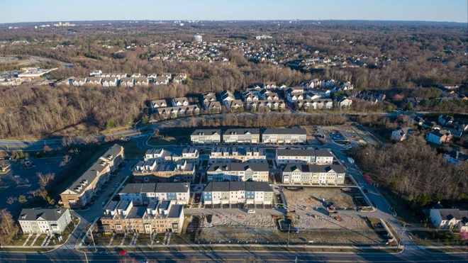 Travilah, bang Maryland (thu nhập trung bình: 235.669 USD): Travilah là thị trấn ngoại ô giàu có tại bang Maryland, chỉ cách trung tâm Washington D.C. 24km. Với thu nhập trung bình năm của hộ gia đình 235.669 USD, Travilah là thị trấn giàu nhất tại bang Maryland và cả nước Mỹ. Với lịch sử từ những năm 1800, Travilah có nhiều căn nhà lịch sử nằm trên những khu đất lớn và cũng là nơi có những căn nhà đắt nhất nước Mỹ. Giá nhà trung bình tại Travilah là 1,1 triệu USD USD, cao gấp 3 mức trung bình hơn 305.000 USD của bang và gấp 5 lần mức trung bình 204.900 cả nước. Ảnh: iStock.