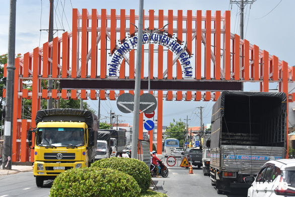 Mặt sau của cổng chào TP Long Xuyên - Ảnh: Bửu Đấu