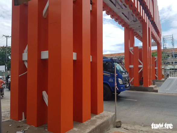 Cận cảnh các trụ, cột của cổng chào TP Long Xuyên - Ảnh: Bửu Đấu