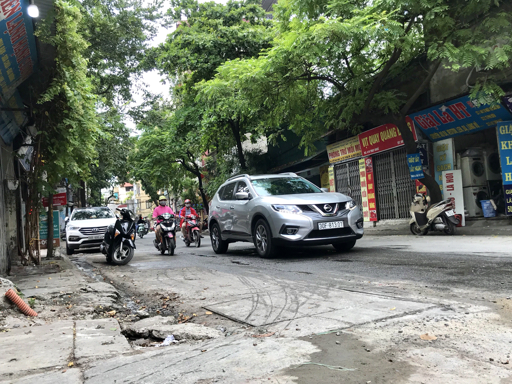 Một số hình ảnh phóng viên ghi nhận được về tình trạng xuống cấp của một số con đường tại Thủ đô: