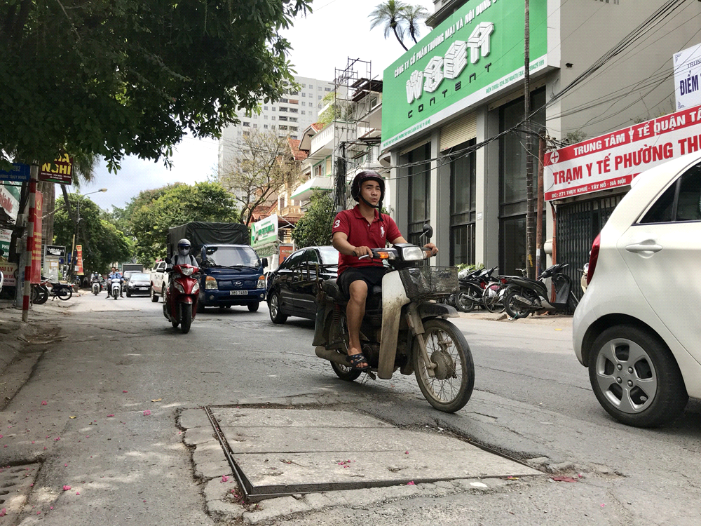Một số hình ảnh phóng viên ghi nhận được về tình trạng xuống cấp của một số con đường tại Thủ đô: