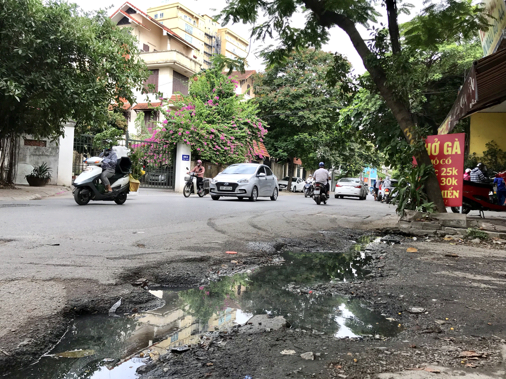 Mật độ giao thông đông đúc càng khiến cho đoạn đường Thụy Khuê xuống cấp nghiêm trọng.