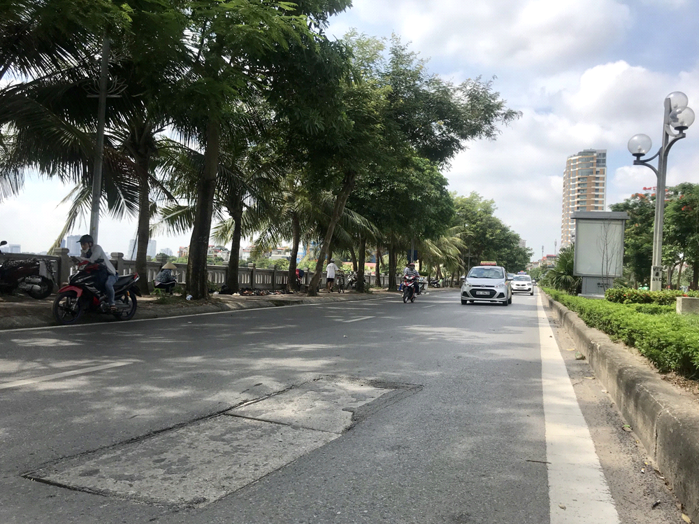 Trên đường Lạc Long Quân các nắp cống nằm giữa đường.