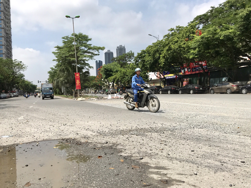Đường Nguyễn Văn Huyên giao với Hoàng Quốc Việt đất đá vương vãi ra đường gây mất an toàn cho các phương tiện tham gia giao thông qua đây.