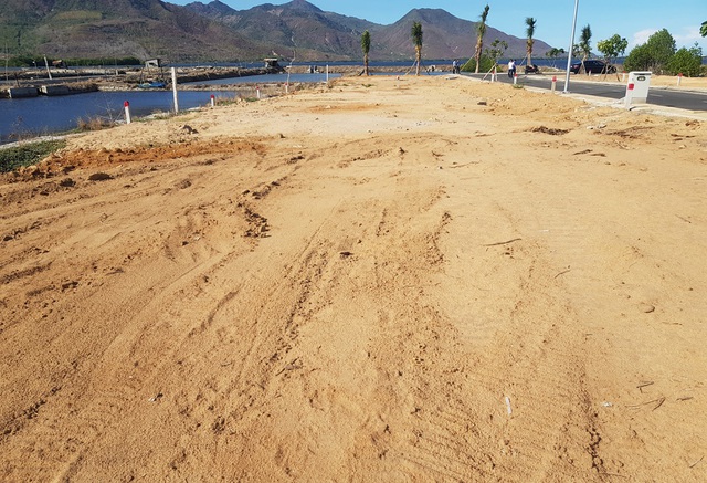 Đây là những khu đất đìa trước đây được người dân nuôi trồng thủy hải sản, gần đây được cho là đã chuyển đổi lên đất ở, đổ đất san nền, mở đường, trồng cây - 1