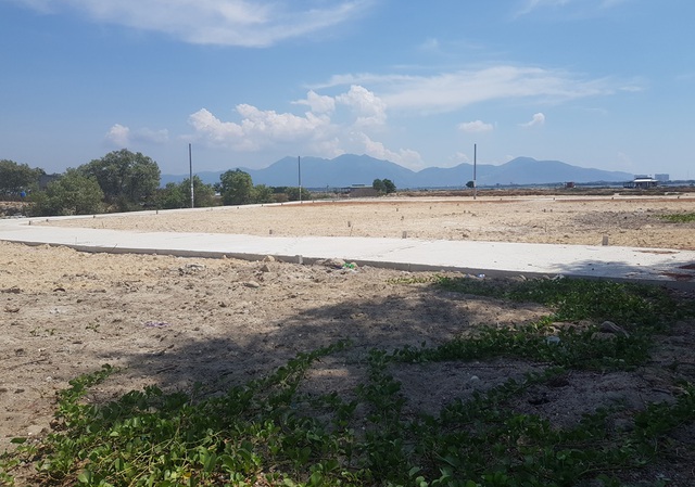 Đây là những khu đất đìa trước đây được người dân nuôi trồng thủy hải sản, gần đây được cho là đã chuyển đổi lên đất ở, đổ đất san nền, mở đường, trồng cây - 2