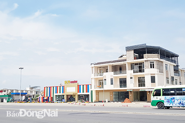 Việc phát triển thêm khu vực đô thị mới ở phía Nam sẽ giúp giảm tải các áp lực đối với khu vực đô thị trung tâm Biên Hòa. Trong ảnh: Một khu dân cư mới tại P.Tam Phước (TP.Biên Hòa). Ảnh: L.Văn.