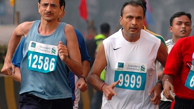 Dậy từ 5h sáng để tập thể dục: 6 ngày một tuần, em trai tỷ phú giàu nhất Ấn Độ đều thức dậy vào lúc 5h sáng để đi bộ hoặc chạy khoảng 18 km. Anil Ambani cũng tập yoga để cải thiện khả năng chạy bộ của mình. Ông thường xuyên tham gia vào các cuộc thi marathon cấp quốc gia và thành phố nơi mình sinh sống. Ảnh: BBC.