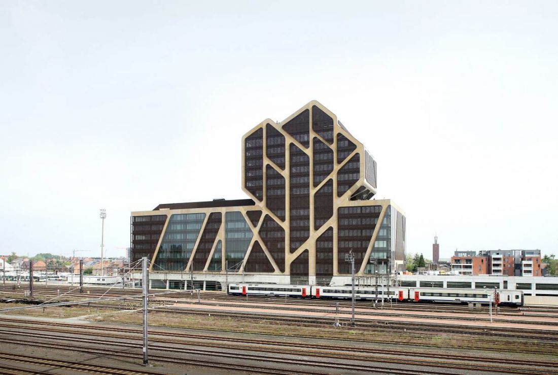 Ngắm tòa án lạ kiến trúc hạt cây phỉ ở Bỉ