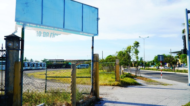 Khu "đất vàng" được tỉnh TT-Huế cho thuê ngắn hạn làm bãi đỗ xe du lịch, chủ thuê lại cho một người khác thuê lại làm bãi đỗ xe công nhân.