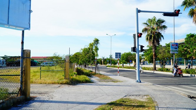 Lối ra vào dành cho xe cộ của bãi đỗ xe đấu nối trái quy định ngay cụm đèn tín hiệu giao thông góc giao lộ Hà Huy Tập - Tố Hữu.