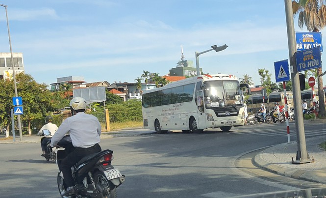 Rùng mình chứng kiến xe chở công nhân cỡ lớn từ trong bãi đỗ lao ra ngay cụm đèn tín hiệu, chạy đè lên lối dành cho người đi bộ và lối lên vỉa hè dành cho người, xe gắn máy.