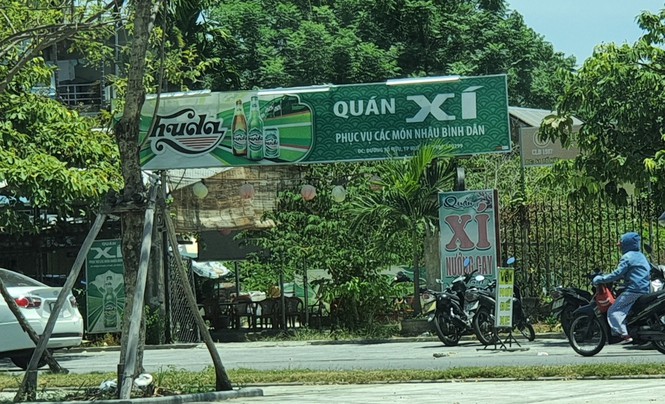 Quán ăn hình thành trái quy định trong bãi đỗ xe.