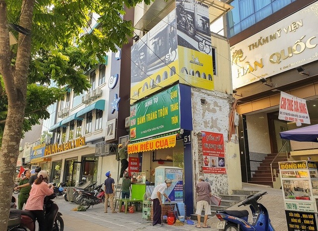 Căn nhà tại số 51, đường Nguyễn Văn Huyên kéo dài không đủ điều kiện xây dựng nên chủ nhà vẫn để tồn tại theo kiểu tạm bợ và làm nơi kinh doanh hàng ăn, ảnh hưởng lớn đến mỹ quan tuyến phố.