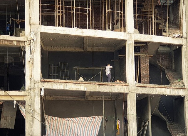 Tại ngõ 179, đường Minh Khai, quận Hai Bà Trưng (thuộc trục đường Vành đai 2 đang thi công), một ngôi nhà “siêu méo” cũng đang thành hình với những vị trí mặt sàn chỉ đủ một vòng cuốn cầu thang.