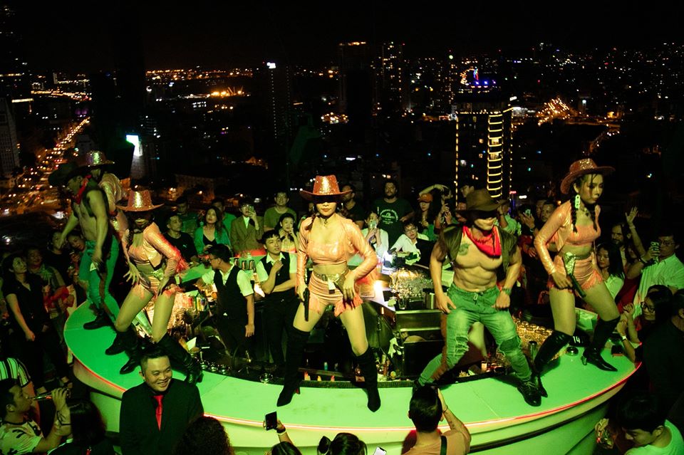 Chill Sky Bar một địa điểm ăn chơi nổi tiếng của Capella Holdings