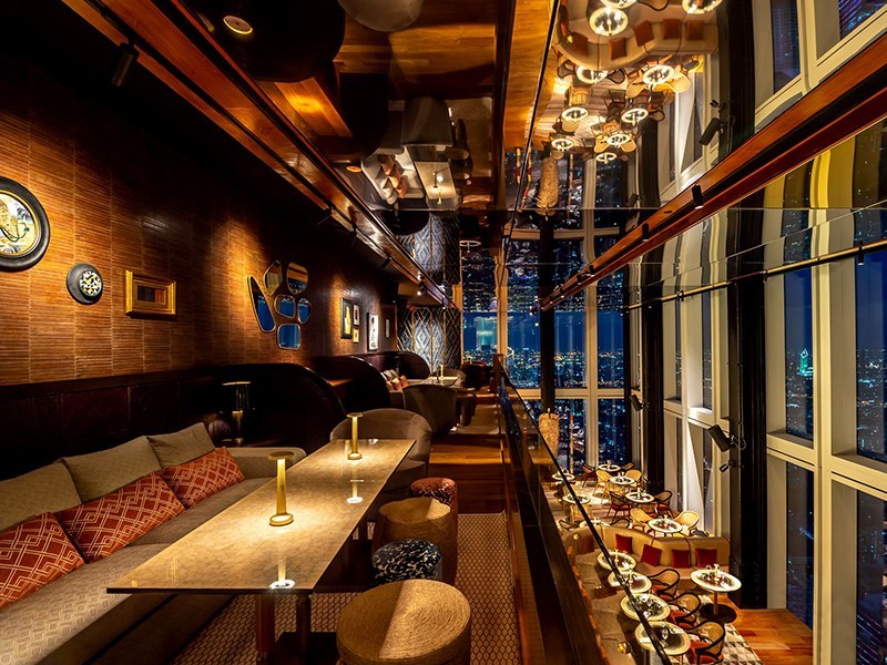 Quang cảnh nổi bật nhìn ra toàn thành phố - khu vực sang trọng và tinh tế - mà bạn có thể tận hưởng tại Mahanakhon Bangkok SkyBar, tại tầng 76 của tòa nhà.