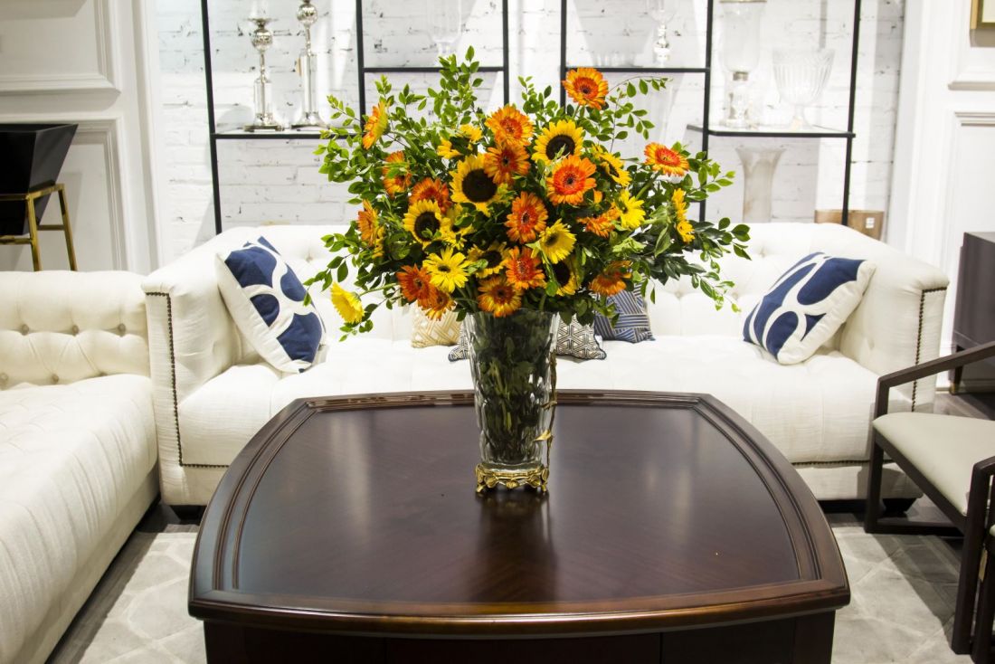 Chọn hoa trang trí phòng khách đẹp:
Những bông hoa được chọn lựa và bài trí đúng cách sẽ khiến ngôi nhà của bạn trở nên đặc biệt và cuốn hút hơn. Hãy thử tìm kiếm những bó hoa được chọn lọc và trang trí phòng khách của bạn theo phong cách và sở thích của riêng mình. Bạn sẽ cảm nhận rõ sự khác biệt đến từ một chi tiết nhỏ như hoa trang trí.