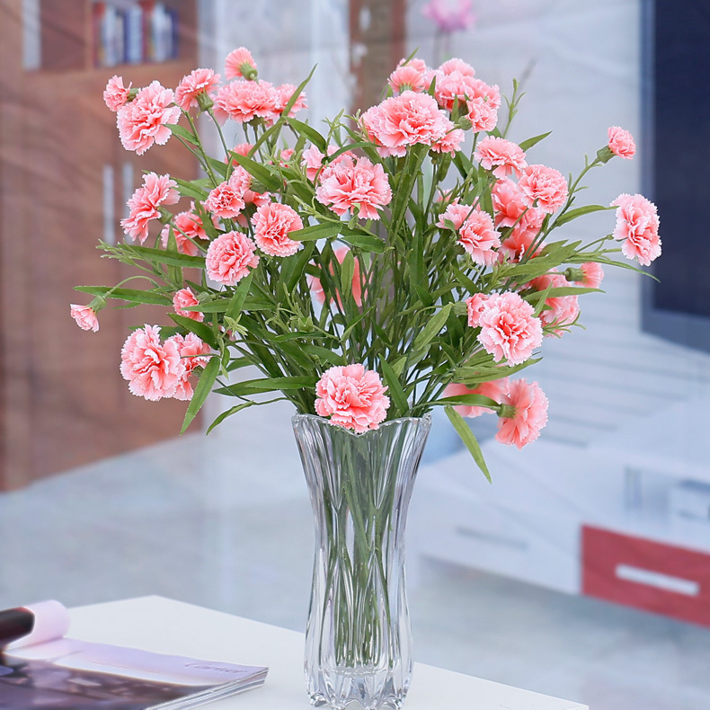 Với hoa trang trí phòng khách, không gian sống của bạn sẽ thêm phần rực rỡ và ấm áp hơn. Hãy cùng chiêm ngưỡng những bức ảnh về hoa trang trí phòng khách để chọn được mẫu hoa phù hợp với phong cách và sở thích của bạn nhé.