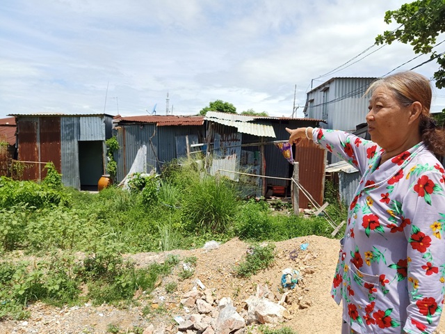 Khu nhà bà Phạm Thị Khuê cùng nhiều hộ dân khác sinh sống đã trên 20 năm, nhiều lần nhà sập, hư nát xin cất lại nhưng cán bộ không cho vì cho rằng đất nhà nước. Nhưng đến 2015 thì cấp đất cho ông Phạm Hữu Nhân
