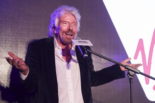 Tỷ phú Richard Branson vừa bước sang tuổi 70. Người sáng lập Tập đoàn Virgin Group nổi tiếng là người sống phóng khoáng, thích phiêu lưu mạo hiểm. Dưới đây là những điều thú vị về cuộc đời tỷ phú 70 tuổi này. Ảnh: SCMP.