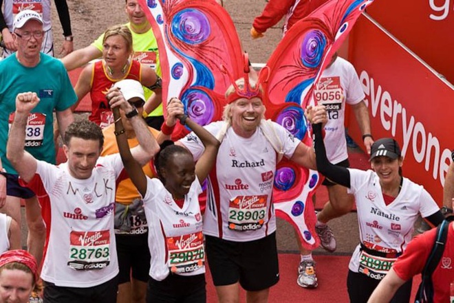 Mặc trang phục bướm chạy marathon: Năm 2010, doanh nhân Branson tham gia cuộc thi chạy London Marathon trong trang phục cánh bướm. Ảnh: Daily Mail.