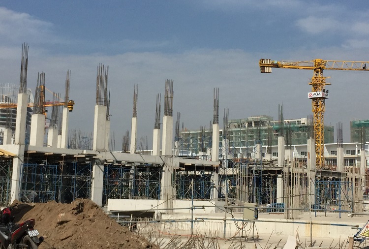 Các dự án nhà ở trên địa bàn TP Hồ Chí Minh xây dựng không kịp để đáp ứng nhu cầu nhà ở của người dân tăng cao. Ảnh: Nguyễn Hoàng