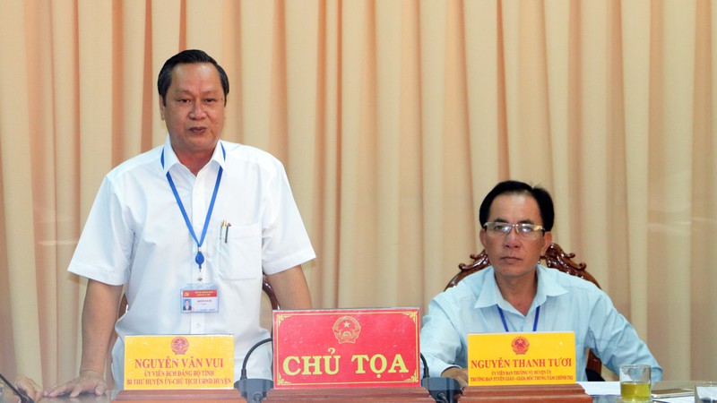 Ông Nguyễn Văn Vui, Bí thư Huyện ủy, Chủ tịch UBND huyện Vị Thủy thông tin về trường hợp bà Thanh. Ảnh: Châu Anh