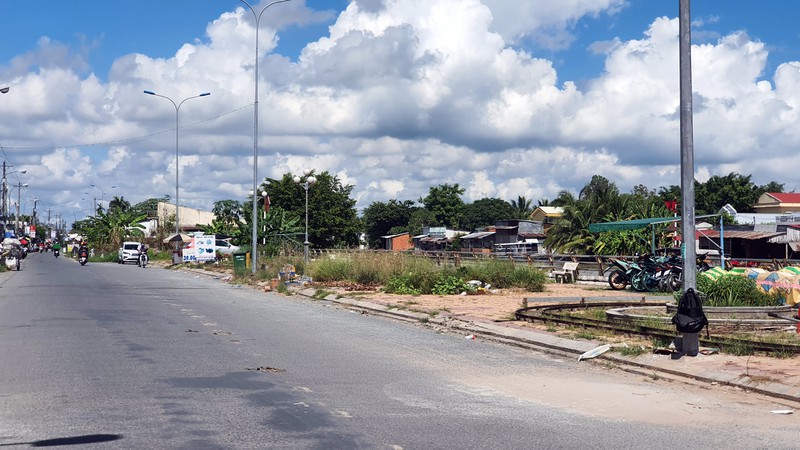 Kè Xà No, đoạn qua xã Vị Thanh chỉ còn duy nhất hộ bà Thanh không chịu nhận tiền và bàn giao mặt bằng. Ảnh: Châu Anh