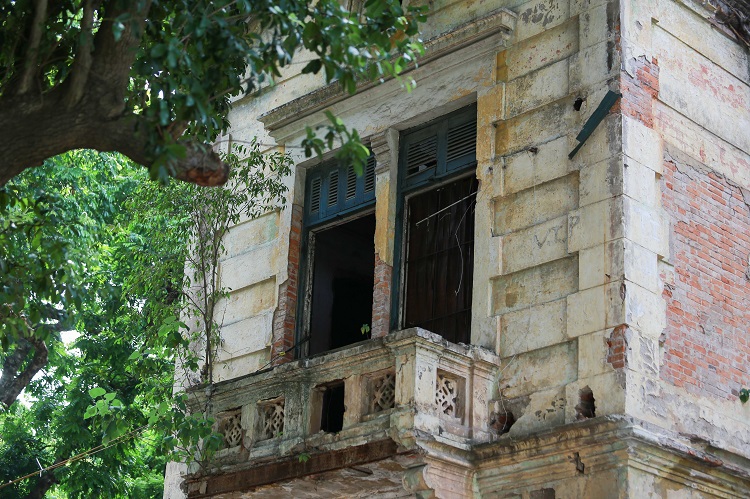 Trải qua hàng trăm năm xây dựng, căn nhà vẫn giữ được lối kiến trúc Pháp cổ xưa trong từng chi tiết nhỏ. 1