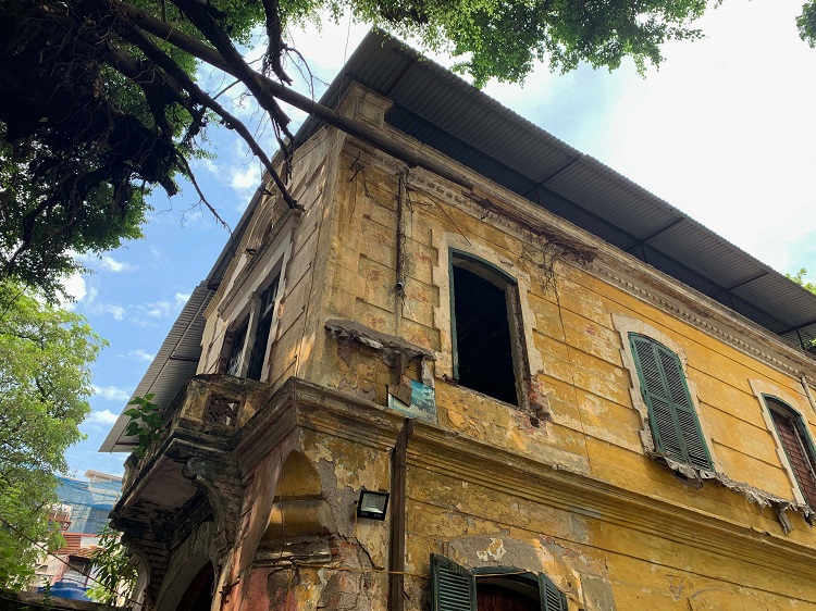 Trải qua hàng trăm năm xây dựng, căn nhà vẫn giữ được lối kiến trúc Pháp cổ xưa trong từng chi tiết nhỏ. 2