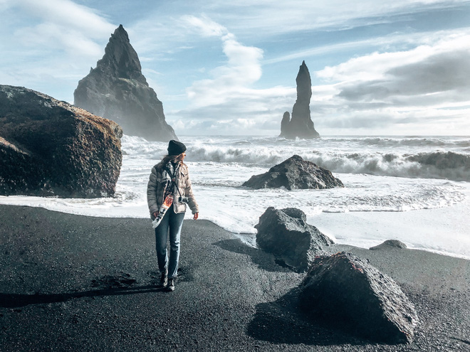 13. Reynisfjara là tên một bãi biển cát đen cực nổi tiếng ở Iceland, nổi bật với những cột đá bazan được thiên nhiên chạm khắc đủ mọi hình thù kỳ lạ nhất.