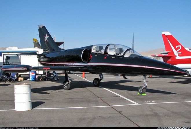 Tỷ phú này thậm chí sở hữu một máy bay chiến đấu Aero L-39 Albatros của Nga. "Mông của bạn sẽ bị đau nếu ngồi trong đó hơn một giờ. Ghế ngồi rất cứng", Musk phàn nàn. Ảnh: Twitter.