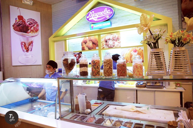 Tỷ phú 67 tuổi muốn nối nghiệp cha sau khi tốt nghiệp khoa kỹ thuật dân dụng tại Đại học Santo Tomas. Nhưng một bước ngoặt đã làm thay đổi sự nghiệp của ông. Năm 1975, khi 22 tuổi, ông ghé thăm một nhà máy kem và quyết định bỏ ra 7.000 USD để mua nhượng quyền kinh doanh thương hiệu kem Magnolia Ice Cream. Ông mở 2 cửa hàng kem ở thủ đô Manila, một ở Cubao và một tại Quiapo. Ảnh: SCMP.