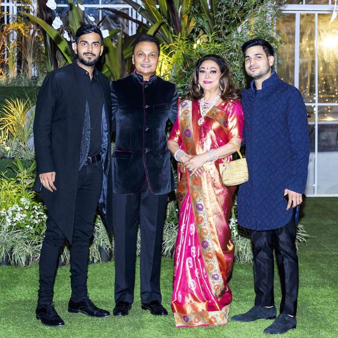 Trong khi cặp song sinh của tỷ phú Mukesh có thành tích nổi bật và được chuẩn bị sẵn sàng thừa kế khối tài sản 81 tỷ USD, gia đình Anil Ambani đang phải chật vật vì kinh doanh thua lỗ, ngập trong nợ nần. Chính vì vậy, con đường kế nghiệp của Jai Anmol và Jai Anshul sẽ gian nan hơn nhiều so với anh chị em họ.