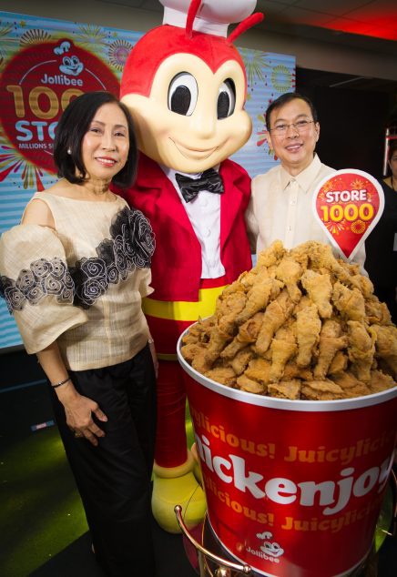 Đến cuối thập niên 1970, nhà sáng lập Jollibee và vợ Grace quyết định chuyển hướng kinh doanh từ kem sang hamburger. Họ đi tìm và dùng thử tất cả các loại burger được bày bán tại Manila để nắm bắt được khẩu vị chung của thị trường ở thời điểm ấy. Theo Nikkei Asia Review, chủ tịch Jollibee vẫn tiếp tục thử nghiệm này ở thời điểm hiện tại, nhưng trên phạm vi toàn cầu. Ảnh: Orange Magazine.